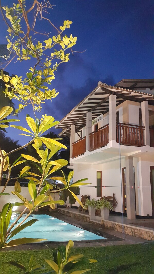 Front of property - Villa Blue Water Hikkaduwa (Hikkaduwa)