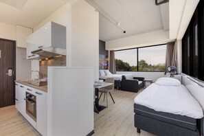 Habitación triple panorámica, varias camas, no fumadores, cocina | Zona de estar | Una Smart TV, Netflix