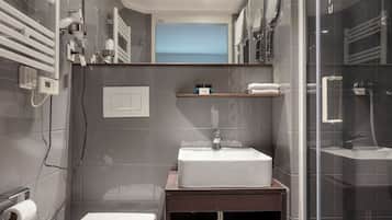 Shower, hair dryer, bidet, towels