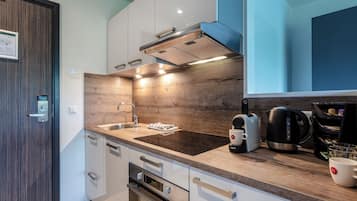Una cocina moderna con encimera de madera, electrodomésticos de acero inoxidable y horno empotrado.