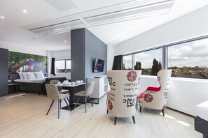 Habitación cuádruple Deluxe, varias camas, no fumadores, cocina | Zona de estar | Una Smart TV, Netflix