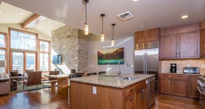 Modern Penthouse Condo 3 korttelin päässä pääkadulta, jossa on kattoterassi, vuoristomaisemat