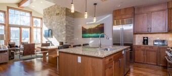 Book a Summer Getaway Today! Penthouse Condo with Mountain Views and Shared Rooftop Hot Tub!