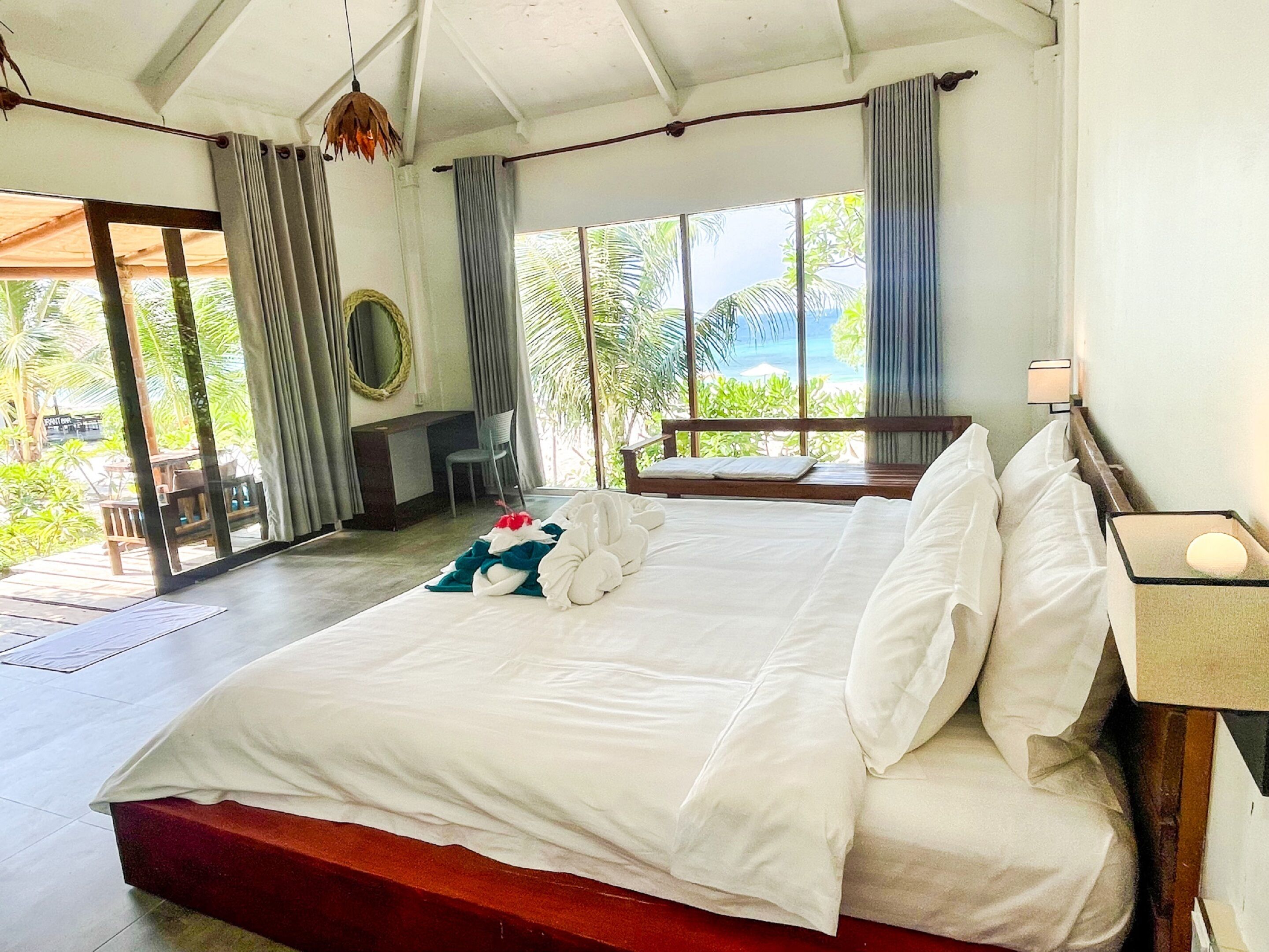 Bungalow King Sea View | Premium bedding, minibar, in-room safe, desk