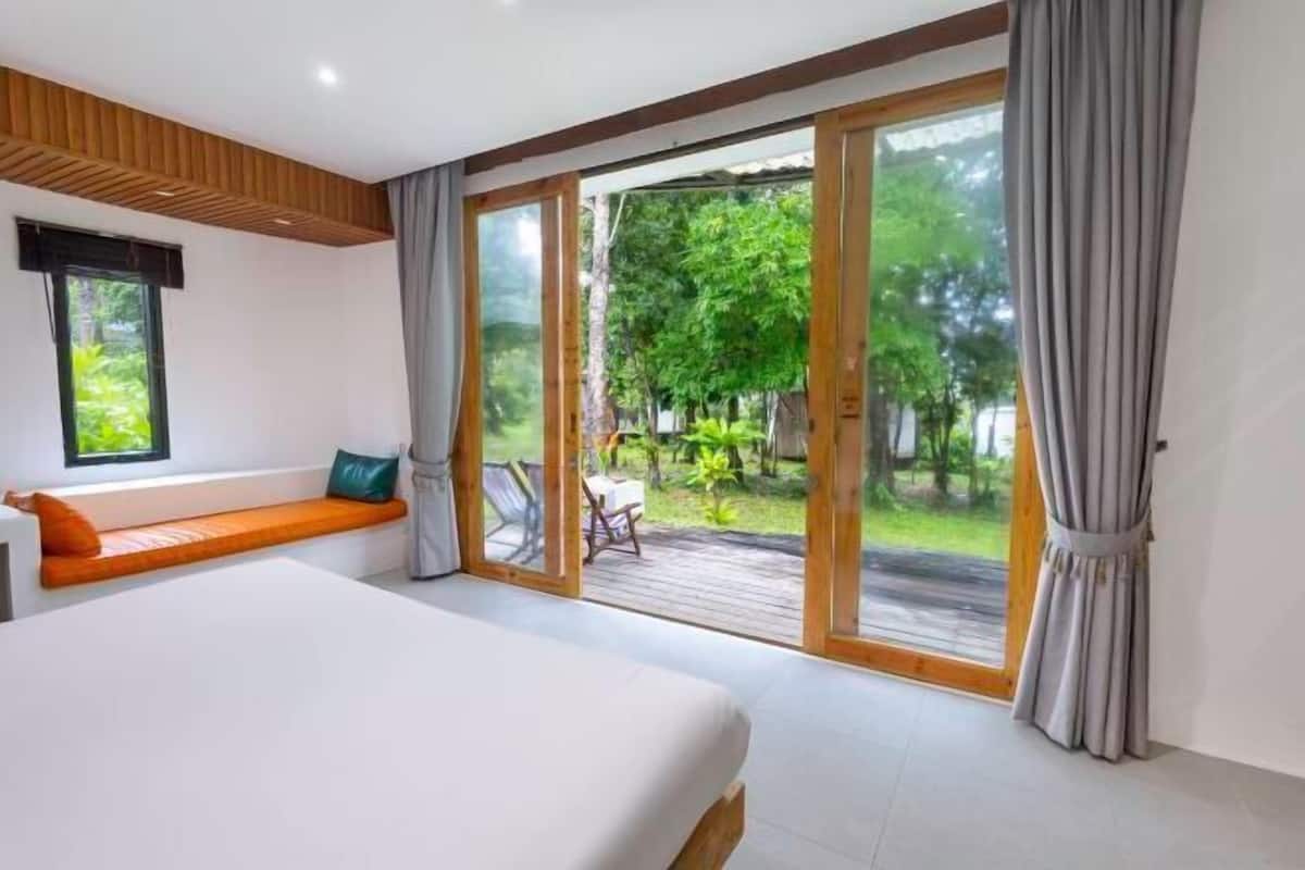 Premium bedding, minibar, in-room safe, desk