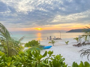 On the beach, white sand, free beach shuttle, sun-loungers - Long Beach Resort Koh Rong (Koh Rong)