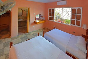 Classic-rum - 2 dubbelsängar - tillgänglighetsanpassat - icke-rökare | Mörkläggningsgardiner, strykjärn/strykbräda, gratis wi-fi och sängkläder