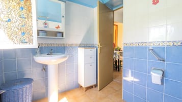 Een douche, een haardroger, handdoeken