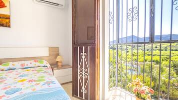 3 slaapkamers, een strijkplank/strijkijzer, gratis wifi, beddengoed