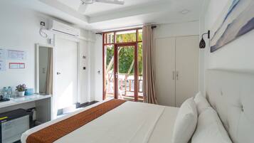 Premier Room | Minibar, in-room safe, desk, laptop workspace