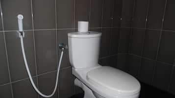 Standard Room | Bathroom | Shower, free toiletries, towels