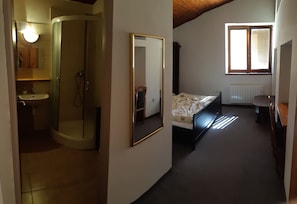 Escritorio, insonorización, wifi gratis y ropa de cama