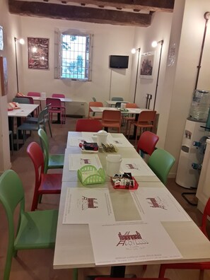 Free daily continental breakfast  - Ostello Castello Mina Della Scala (Casteldidone)