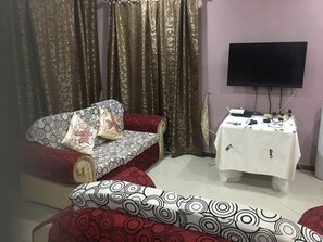 32-inch plasma TV with satellite channels, TV, fireplace