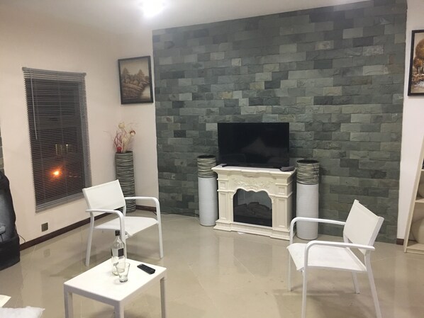 32-inch plasma TV with satellite channels, TV, fireplace
