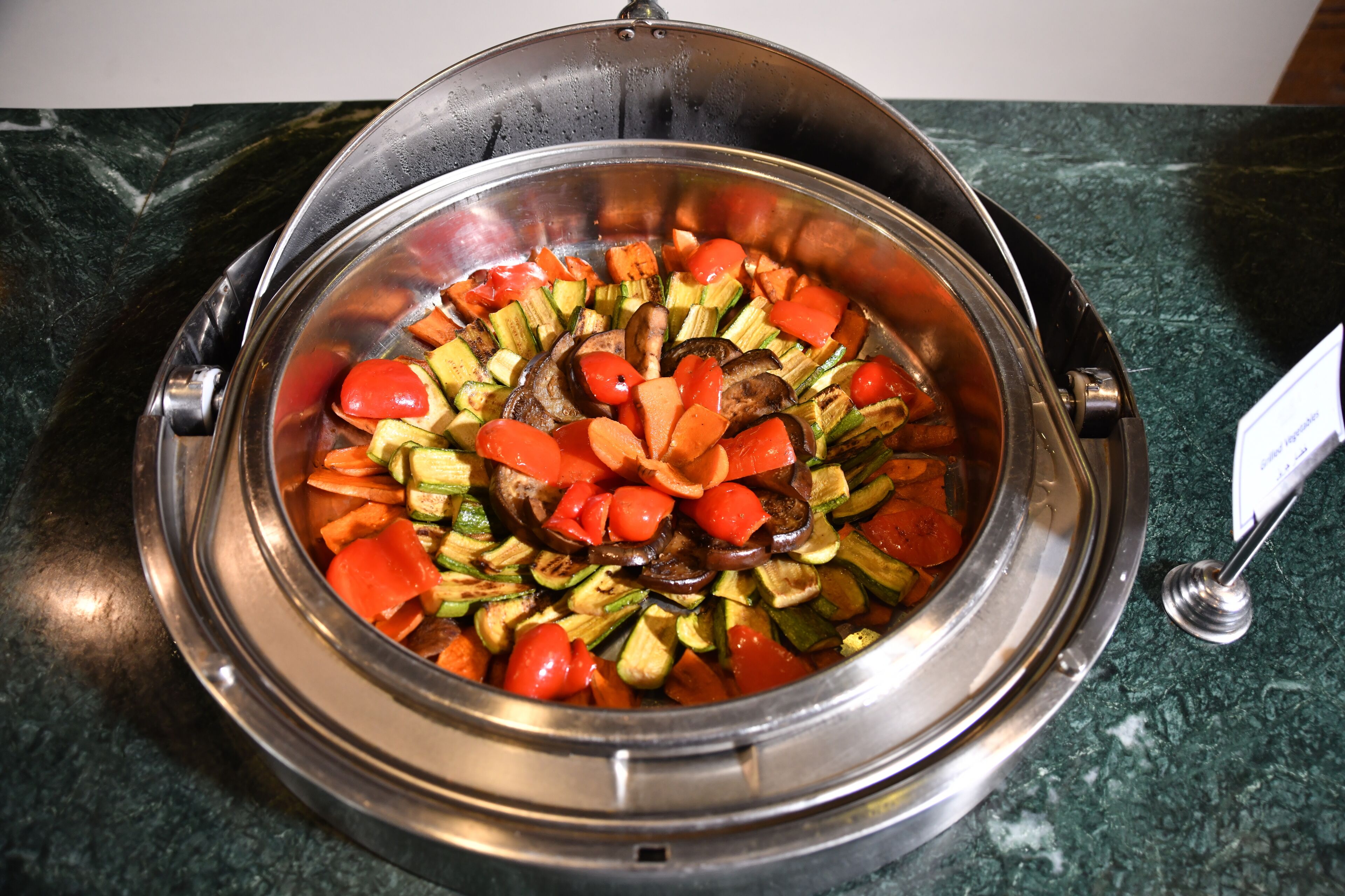 Un buffet proposant une grande variété de légumes.