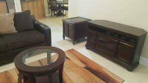 TV - Luxurious Pen Hall Estate Apartment (Runaway Bay)