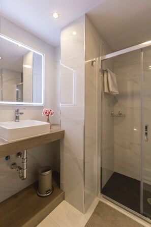 Secador de pelo, toallas, jabón y champú