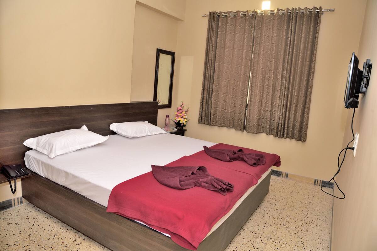 1 bedroom, bed sheets