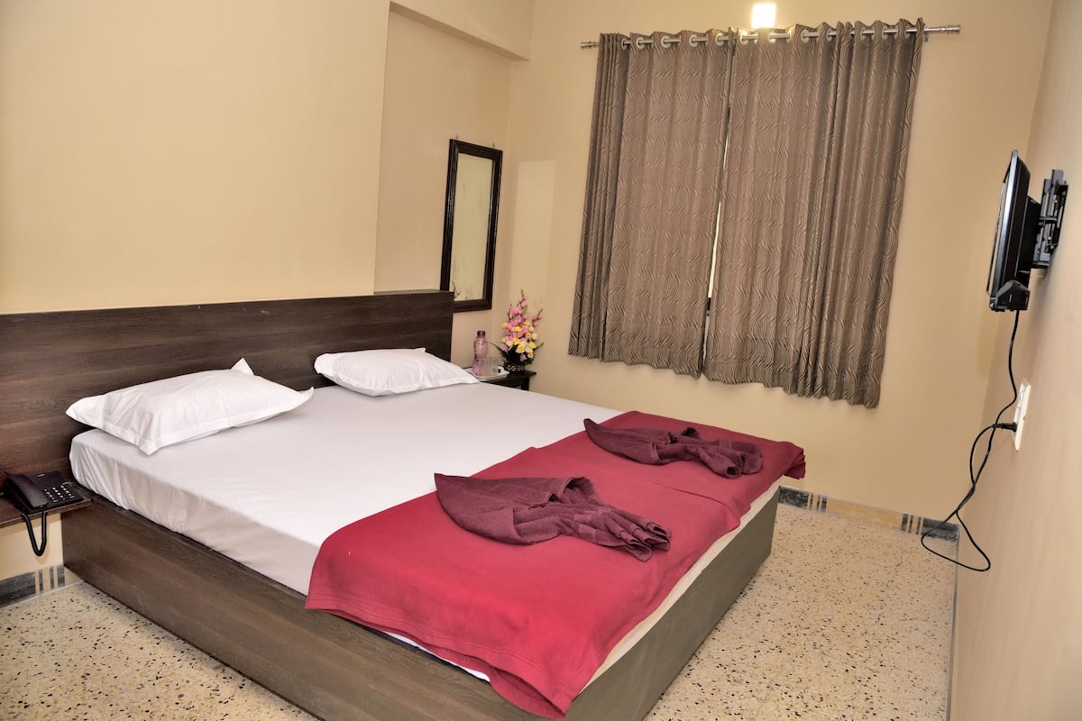Habitación estándar con 1 cama matrimonial o 2 individuales, 1 cama matrimonial, para fumadores | 1 habitación y ropa de cama