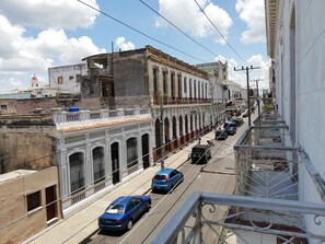 Basic-værelse - 1 queensize-seng - ikke-ryger | Gadeudsigt