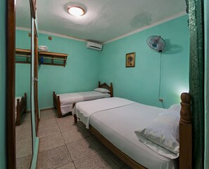 Coffres-forts dans les chambres, fer et planche à repasser