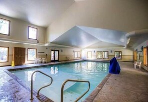 Een binnenzwembad, een verwarmd zwembad