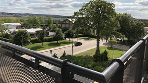 Leilighet – business, 1 kingsize-seng, ikke-røyk | Hageutsikt