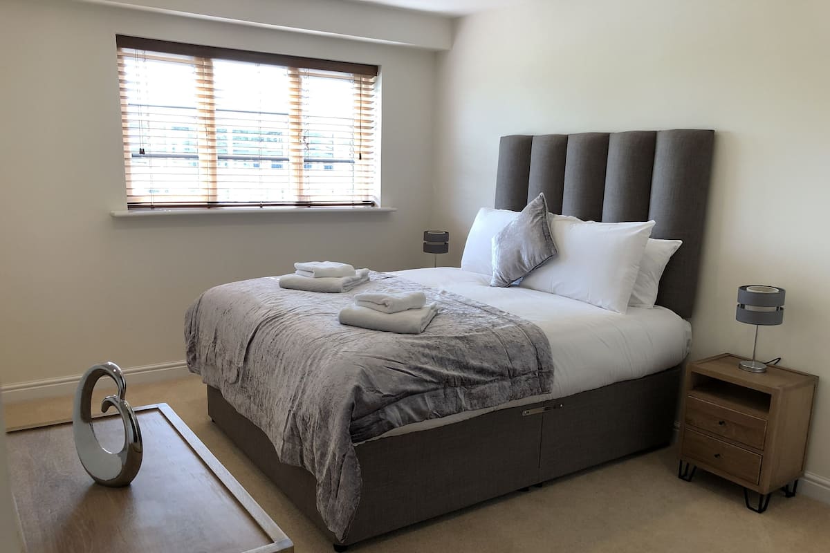 Departamento empresarial, 2 camas matrimoniales, para no fumadores | 2 habitaciones, camas Select Comfort y muebles diferentes