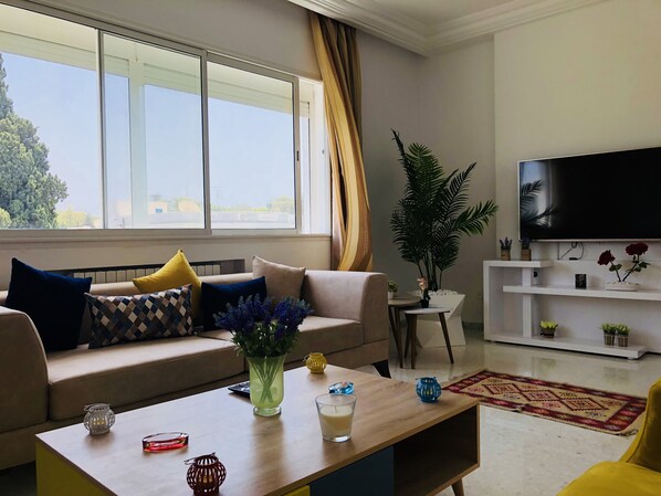 Appartement Ville | Coin séjour | Télévision LCD de 52 pouces avec chaînes par satellite, télévision