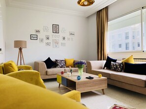 City-Apartment | Wohnbereich | 52-Zoll-LCD-Fernseher mit Satellitenempfang, Fernseher