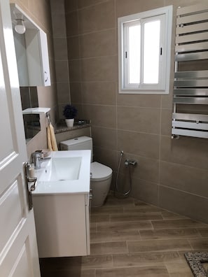 City Apartment | Bathroom | Shower, rainfall showerhead, free toiletries, hair dryer - New Cosy Appart In La Marsa - Aduls Only (La Marsa)