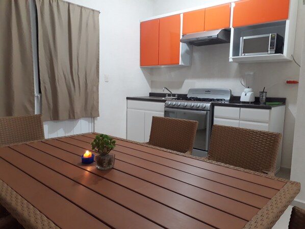 Casa familiar, 2 habitaciones | Cocina privada | Refrigerador con congelador, microondas, horno y parrilla de estufa 