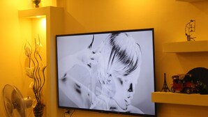 Un televisor montado en la pared que muestra una imagen en blanco y negro.