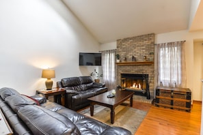 Smart TV, fireplace, DVD player, table tennis - 5 Bedroom house with a Hot Tub and Home Theater! (Fort Collins)