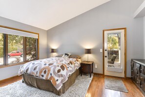 5 habitaciones, escritorio y tabla de planchar con plancha