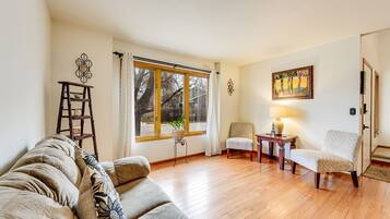 Älytelevisio, takka, DVD-soitin, pöytätennispöytä