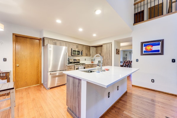 Fridge, microwave, oven, stovetop - 5 Bedroom house with a Hot Tub and Home Theater! (Fort Collins)