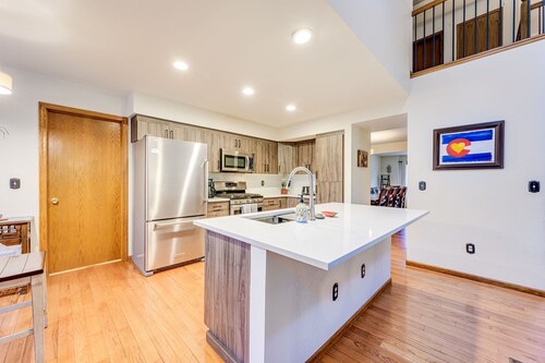 Maison de 5 chambres avec un bain à remous et home cinéma!