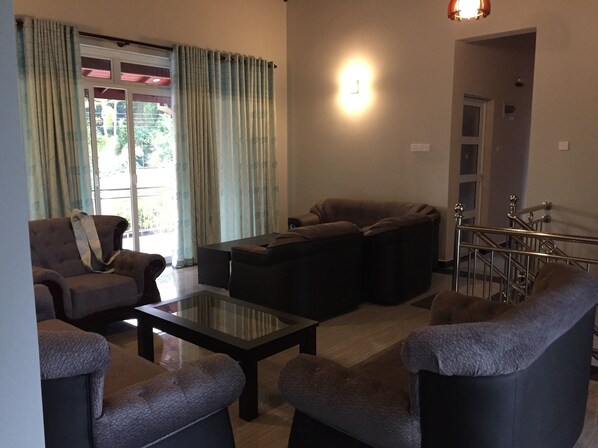 Living area - Luxury 5 Bedroom Holiday Home near Katunayake Air port (Katunayake)