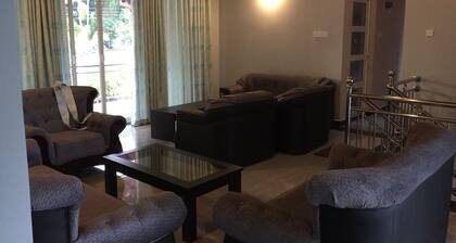 Luxury 5 Bedroom Holiday Home near Katunayake Air port