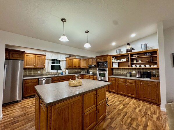 Refrigerador, microondas, horno, placa de cocina