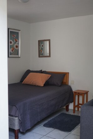 1 chambre, fer et planche à repasser, Wi-Fi, literie fournie