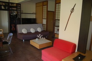 Smart TV, fireplace, ping pong, toys