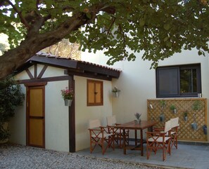 Outdoor dining - Serene Retreat Secluded villa in natural setting, family friendly (Rhodes Σγουρού)