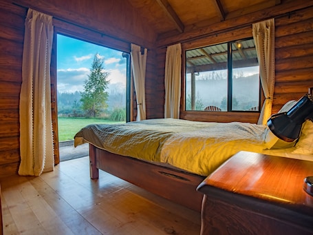1 bedroom, Internet, bed sheets. Triple Tui - Log cabin, self contained, river side