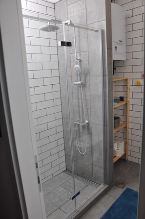 Hårføner og håndklær