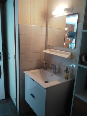 Combined shower/bathtub, hair dryer, towels, soap