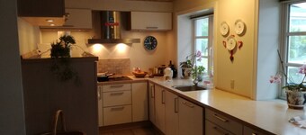 Camas extragrandes, spa y atención médica, yoga y meditación consciente. 