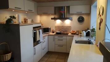 Køleskab, mikrobølgeovn, ovn, kogeplade